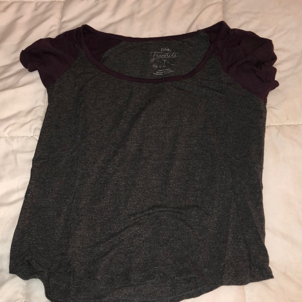 Zine gray and maroon tee shirt